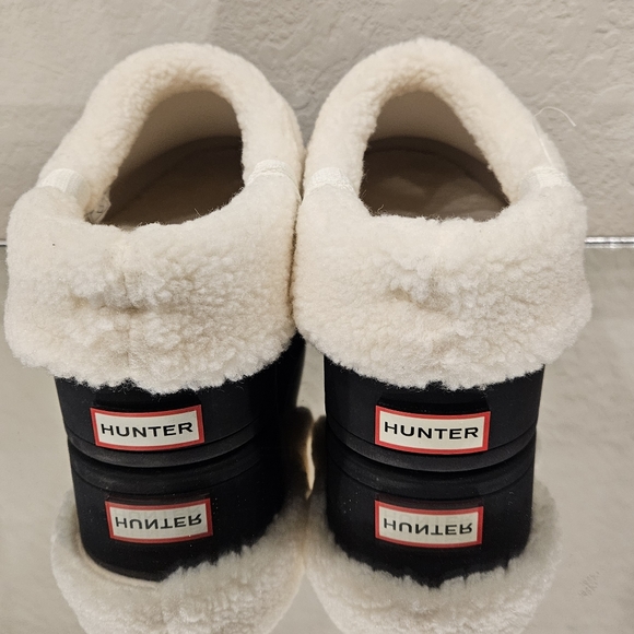 Price Drop↘️↘️ Hunter Play Clogs.Black with Vegan Shearling.  Women's Sz 10 - Picture 2 of 4